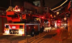 İstanbul'da iş merkezinin çatısında çıkan yangın söndürüldü