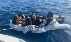 İzmir açıklarında 12 düzensiz göçmen yakalandı