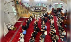 İzmir'de vatandaşlar bayram namazında buluştu
