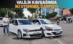 Valilik Kavşağında İki Otomobil Çarpıştı