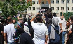 Batman'da LGS heyecanı: Veliler umutla bekledi, çocukları için dua etti