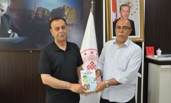 Editörümüzden Kültür Müdürü Aslanlı’ya Anlamlı Kitap Hediyesi