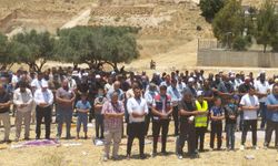 El Halil'de yüzlerce Filistinli, gasbedilmek istenen topraklarında namaz kıldı