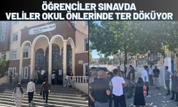 Öğrenciler Sınavda, Veliler Okul Önlerinde Ter Döküyor