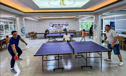 Çalışanlar Dostluk ve Rekabet İçin Raket Sallıyor
