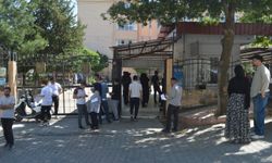 YKS'de değişmeyen görüntü: Siirt'te bazı adaylar sınav kapısına son dakikada geldi