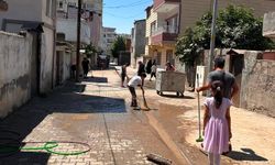 Aydınlıkevler Mahallesi sakinleri kendi sokağını temizledi