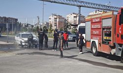 Batman'da Sabah Saatlerinde Hareketli Dakikalar: Demokrasi Bulvarı’nda Araç Yangını!