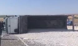 Diyarbakır'da çakıl yüklü kamyon devrildi: 1 yaralı