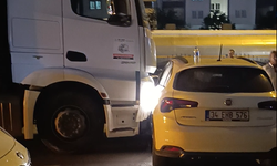 Kamyonun çarptığı otomobilde maddi hasar oluştu