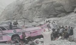 Pakistan'da yolcu otobüsü uçuruma yuvarlandı: 40 ölü, 8 yaralı