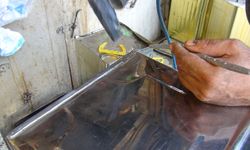 Üç kuşaktır aynı tezgahta tenekecilik mesleğini sürdürüyor