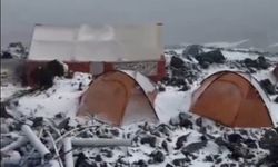 Ağrı Dağı'nda ağustos sürprizi, dağcılar kar ve tipi altında zirveye ilerliyor
