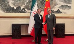 Abbas Arakçi ve Wang Yi Pekin'de bir araya geldi