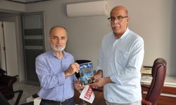 İçer, Gazetemize Şiir Kitabını Hediye Etti