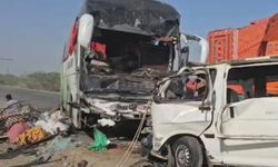 Pakistan'da minibüs ile otobüs çarpıştı: 12 ölü, 22 yaralı