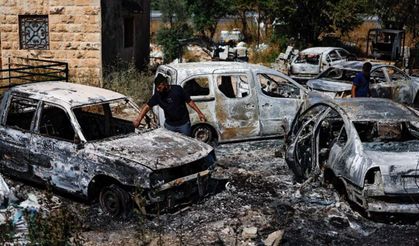 Batı Şeria'da Yahudi çetelerin zulmü: Filistinlilere saldırıp araçlarını ateşe verdiler