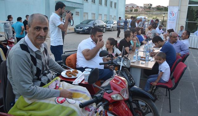 Engelliler iftar yemeğinde buluştu