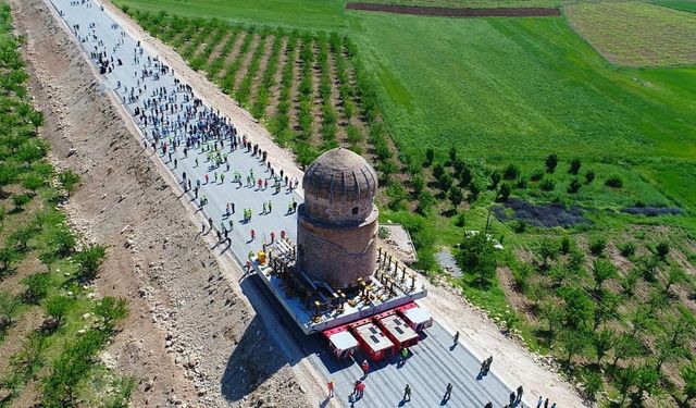 Tarihi Zeynel Bey Türbesi'nin Taşınması Havadan Görüntülendi