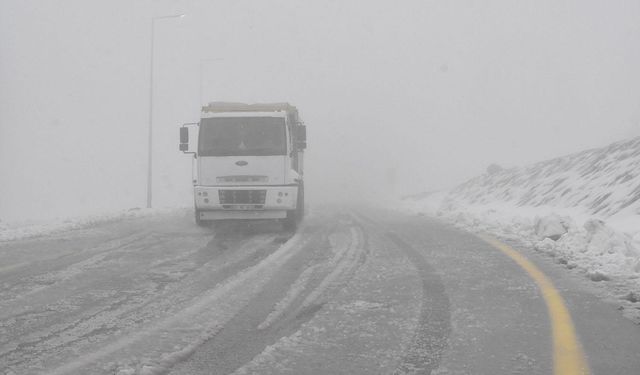 Kar yağışı doğuda ulaşımı olumsuz etkiliyor