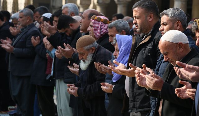 Şanlıurfa'da Cuma namazı sonrası eller yağmur duası için semaya kalktı