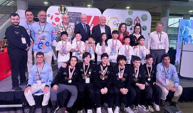 Lise öğrencileri dünya robot yarışmasında birincilik aldı