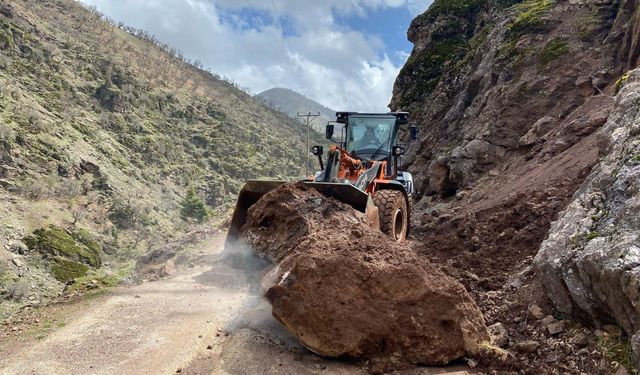 Sason'da Yoğun Yağış Sonrası Köy Yolları Ulaşıma Açıldı