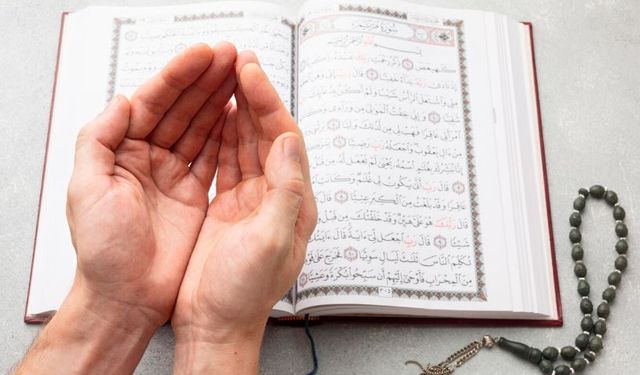 Allahumme inneke afuvvun kerîmun tuhibbul afve fa'fu annî Arapçası