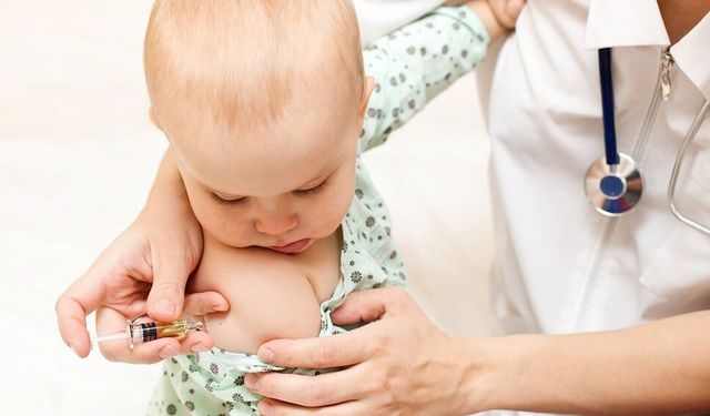 Bebeklerde Menenjit Aşısı Ne Zaman Yapılır? İşte Ailelerin Bilmesi Gerekenler