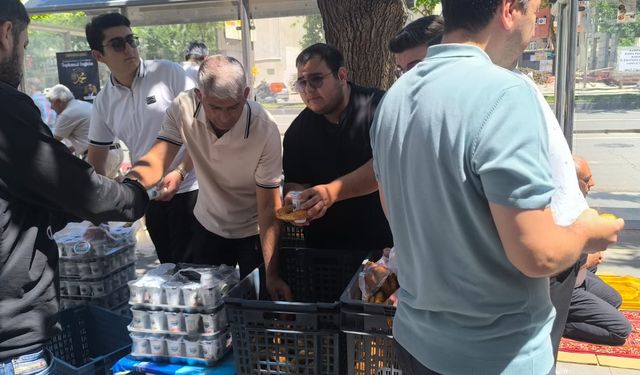 Hayırseverlerden Simit Ayran İkramı