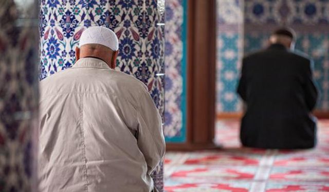 Namaz ibadetinin İslam dinindeki yeri ve önemi hakkında bilgi veriniz