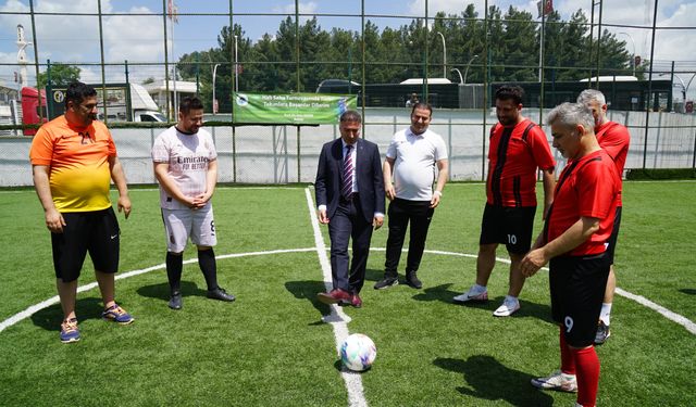 Rektör Prof. Dr. Demir’den Birimler Arası Futbol Turnuvasında Başlama Vuruşu