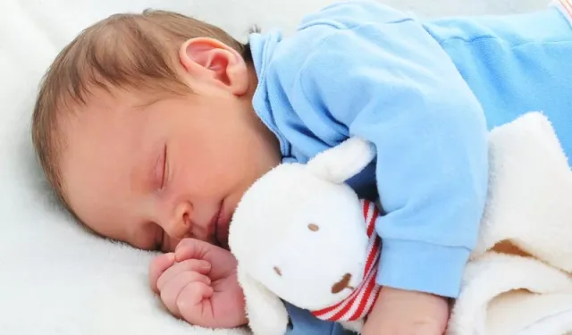 2 aylık bebek gece kaç saat uyanmadan uyur?