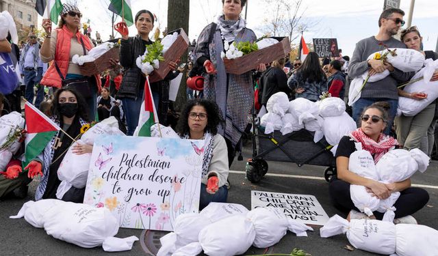 Gazze'de katledilen çocuklar için Fransız annelerden Elysée önünde sessiz isyan