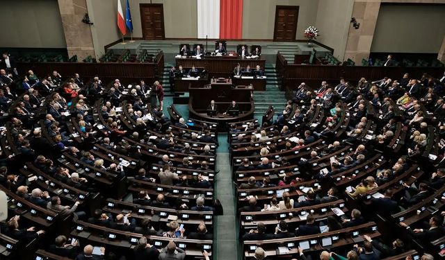 Polonya hükümeti güven oylamasını kazandı
