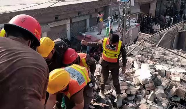 Tüp patlayan evin çatısı çöktü: 6 ölü, 2 yaralı