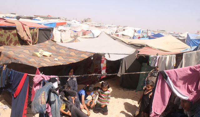 Çocuklar çadırlarda sıcaktan bayılıyor: Gökyüzü yakıyor, yeryüzü susuyor