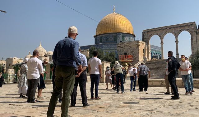İşgalci siyonistler Mescid-i Aksa'ya saldırdı