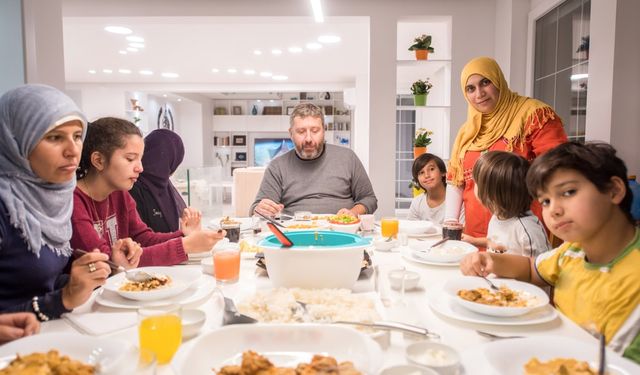 Misafir on kısmetle gelir birini yer dokuzunu bırakır