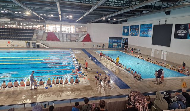 Kur'an kursu öğrencilerine yüzme ödülü