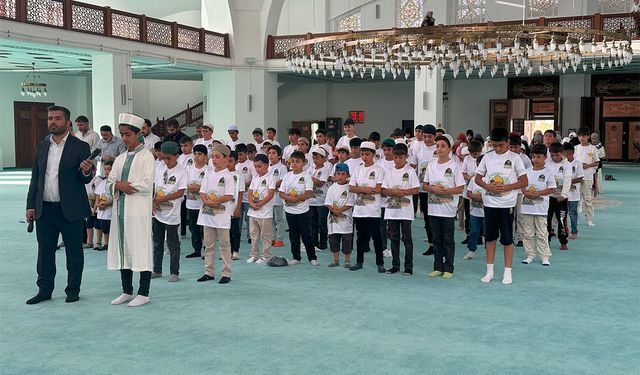 Ağrı'da "Hayat Namazla Güzeldir" programında çocuklar saf tuttu