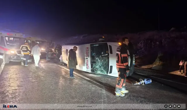 Mînîbusa ku xwendekaran di nav de bûn qelibî: 14 kes birîndar bûn