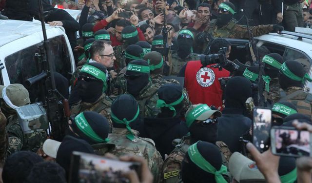 HAMAS, 7 esiri Kızılhaç'a teslim etti