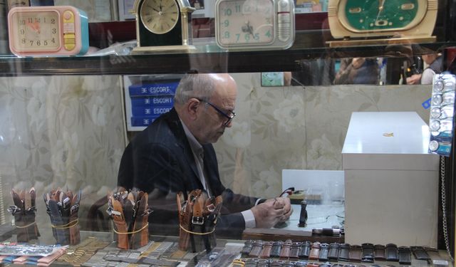 Kaybolmak üzere olan mesleğini yarım asırdır severek yapıyor