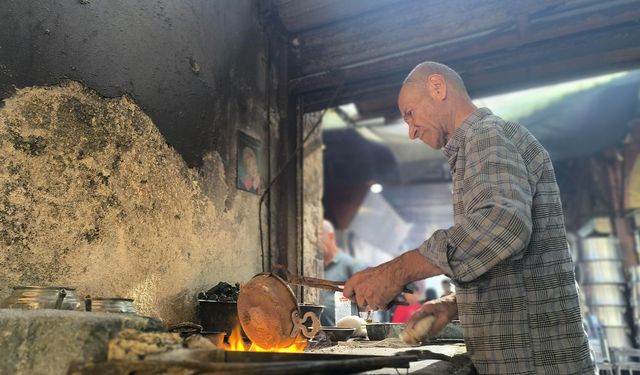 Asırlara meydan okuyan kalaycı ustası Deveci, 4'üncü kuşak olarak sanatını devam ettiriyor