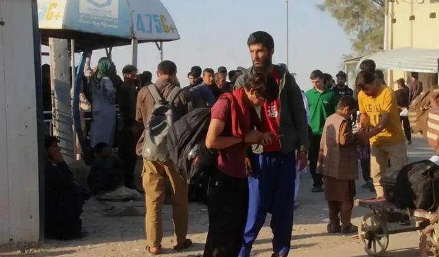 Bir günde 12 bin Afgan, kendi ülkelerine geri döndü
