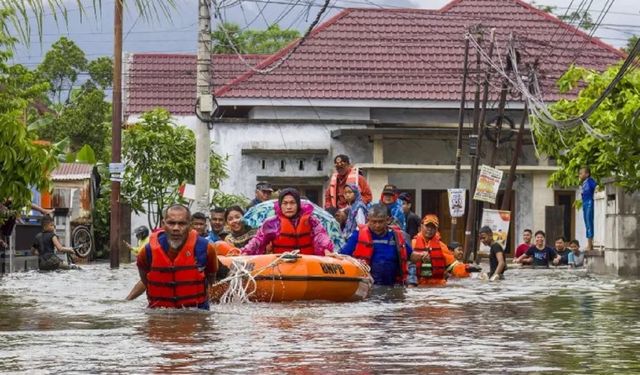 Endonezya’da sel ve toprak kaymalarında ölenlerin sayısı 248’e ulaştı