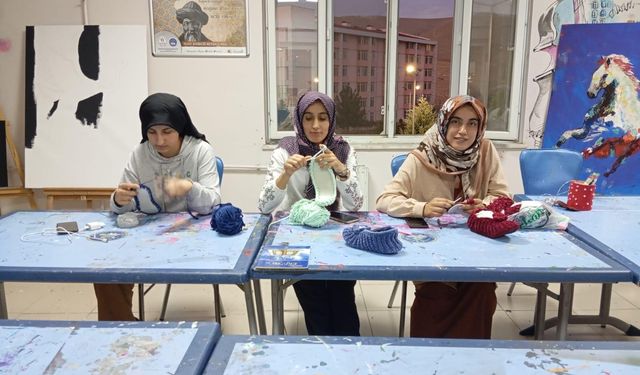 Hobi Akımı Yurtlara Sıçradı! Patik Örme Kursuna 45 Öğrenci Akın Etti