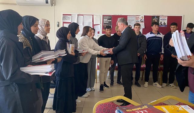 HÜDA PAR'lı Belediye Başkanı Özhan'dan öğrencilere ücretsiz kaynak kitap