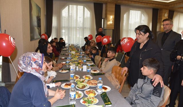 Canalp, Yetim ve Öksüz Çocuklarla Yemekte Bir Araya Geldi